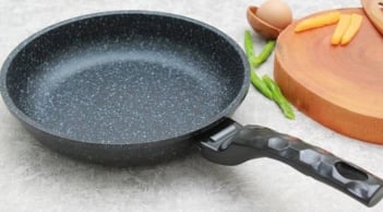 Chảo mất lớp chống dính? Thêm vài giọt này, chảo cũ như mới