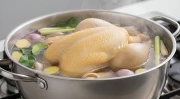 Kẻ thù của mùi tanh khi luộc gà: Cho đúng thứ này vào nồi, thịt thơm ngọt tự nhiên, không cần mì chính
