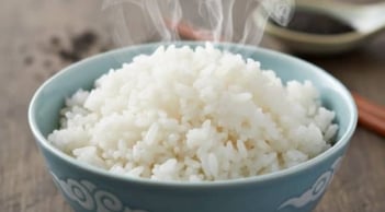 Cơm nguội hay cơm nóng: Loại nào ít làm tăng đường huyết, người tiểu đường nên biết?