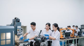 Ngành học khát nhân lực 10 năm tới, ra trường dễ kiếm việc, thu nhập tăng nhanh theo thời gian