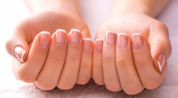Mách nàng cách chăm sóc móng tay để khắc phục tình trạng khô gãy