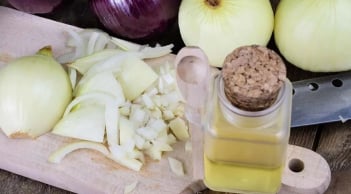 Bí quyết dùng nước ép hành kích thích mọc tóc: Cách làm hiệu quả mà không lo mùi khó chịu