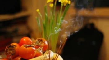 Khám phá khung giờ đẹp thắp hương mùng 1 tháng 11 âm lịch để cả tháng bình an và may mắn