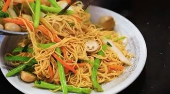 Mẹo xào mì dai ngon, ít dầu mỡ: Đừng chần mì bằng nước sôi