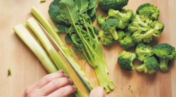 Đến giờ mới biết: 2 phần trên bông cải xanh chống ung thư cực mạnh, đừng bỏ phí!