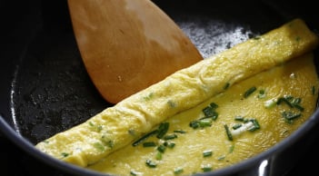 Thêm vài giọt này, trứng rán nở phồng gấp đôi, xốp mịn, không tanh