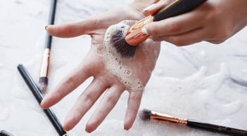 5 đồ dùng có thể là ổ vi khuẩn khiến da nổi mụn, lão hóa nhanh