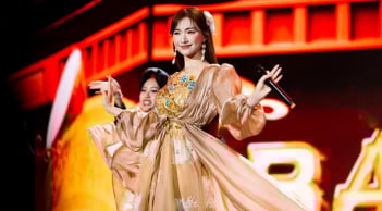 Hòa Minzy gặp sự cố vấp ngã khi đang giao lưu khán giả