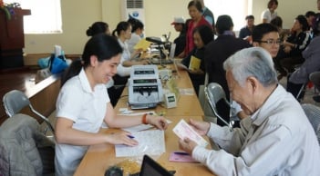 Người từ 75 tuổi trở lên đang hưởng trợ cấp hưu trí xã hội được hưởng 100% chi phí khám, chữa bệnh