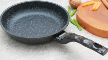 Chảo bong tróc lớp chống dính đừng vội vứt: Mẹo nhỏ với vài giọt “thần kỳ” giúp chảo cũ dùng như mới