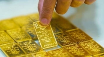Giá vàng hôm nay 25/12: SJC lập đỉnh mới, nhẫn vàng sắp chạm 160,5 triệu/lượng