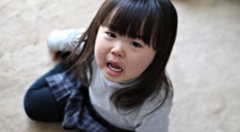 Vì sao trẻ bỗng khóc thét khi gặp người lạ? Lý do không phải mê tín