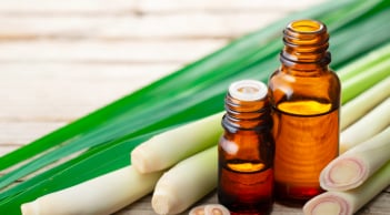 2 mẹo đơn giản dùng tinh dầu sả kích thích mọc tóc