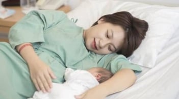 Lao động nữ sinh con được hưởng bao nhiêu tiền thai sản? Quy định mới nhất 2025 cập nhật chi tiết