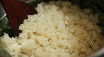 Mẹo đồ xôi nhanh chín không cần ngâm gạo qua đêm, hạt căng mẩy, để lâu vẫn dẻo mềm