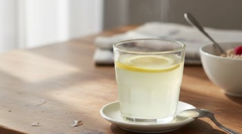 Nhiều người tin nước chanh ấm tốt cho gan nhiễm mỡ, khoa học nói gì?