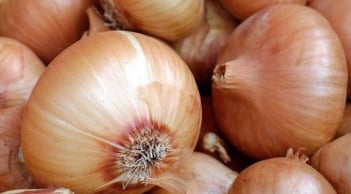 Những người không nên ăn hành tây