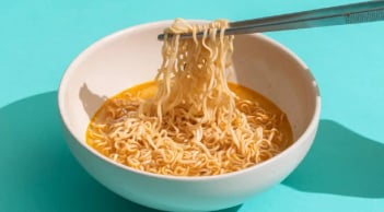 Buổi sáng thường xuyên ăn mì tôm, sau 1 tháng, cơ thể có 6 thay đổi