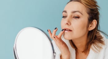 Nghiên cứu cho thấy, phụ nữ thường xuyên trang điểm có sức khỏe tinh thần tốt hơn hẳn, nhất là phụ nữ lớn tuổi