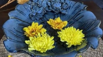 Vì sao bàn thờ Thần Tài luôn đặt bát nước thả hoa? Cuối năm cần lưu ý kẻo hao tài, tán lộc