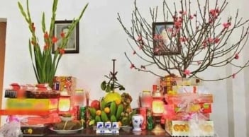 Vì sao người nhà giàu thường đặt bình hoa ở bên trái khi thắp hương?