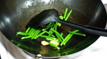 Bước sang 2026, phải vứt ngay đồ dùng nhà bếp này: thải hàng triệu hạt vi nhựa, nhiều gia đình vẫn dùng mỗi ngày