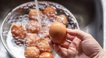 Nên hay không nên rửa trứng trước khi bảo quản trong tủ lạnh? Câu trả lời đúng nhiều người không nghĩ tới