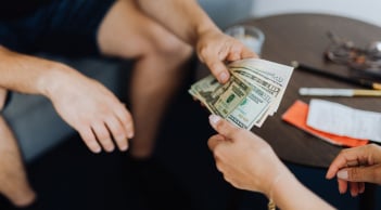 Khi có người hỏi vay tiền, 3 câu nên nói để từ chối khéo, không sợ mất lòng