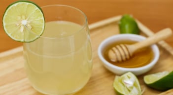 Thường xuyên uống nước chanh ấm có lợi cho 3 nhóm người này