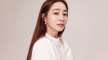 Lee Min Jung  duy trì làn da trẻ trung nhờ quy trình chăm sóc cơ bản