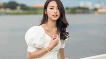 Khả Ngân tình tứ với trai lạ, còn công khai khoác tay tình cảm?