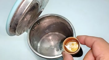 Đổ loại nước này vào ấm siêu tốc, hết hẳn cặn vôi, sạch bong như mới