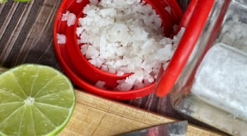 Cách uống nước chanh muối ấm buổi sáng giúp nhuận tràng, giảm cân, không xót ruột