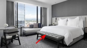 Vì sao cuối giường khách sạn hay có thêm 1 chiếc ghế đặc biệt, công dụng không như nhiều người nghĩ