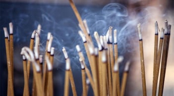 Đang thắp hương mà hương tắt giữa chừng, có phải là điềm xui xẻo, đại hạn?