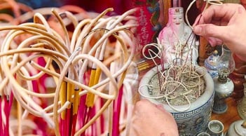 Rút tỉa chân nhang cuối năm: Đừng đợi đến 23 tháng Chạp bát hương dễ bị động