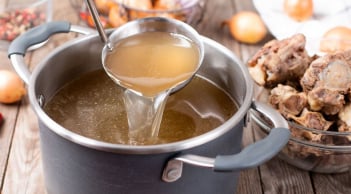 Tại sao khi ninh xương, không nên nêm muối ngay từ đầu?