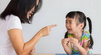 Top 5 câu nói của cha mẹ khiến con trẻ tổn thương nhất