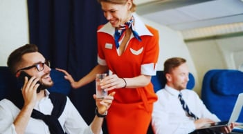 Tại sao các tiếp viên không về nhà sau khi hạ cánh mà thường thích qua đêm ở khách sạn 5 sao?