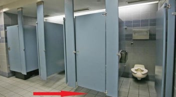 Vì sao cửa nhà vệ sinh công cộng luôn có 1 khe hở lớn?