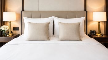 Vì sao giường ngủ khách sạn luôn có thêm 2 chiếc gối vuông? Bạn có biết dùng chúng chưa?