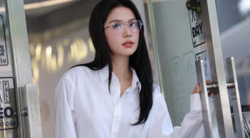 /Ngọc Trinh phản ứng ra sao khi bị nhận xét 'nghệ sĩ nhưng chỉ biết đi livestream'?