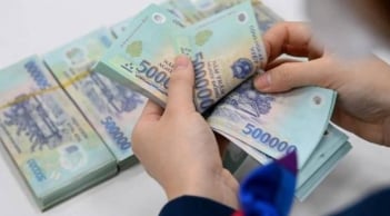 Quy định mới nhất: Trả lương người lao động từ bao nhiêu tiền thì doanh nghiệp bắt buộc phải chuyển khoản?