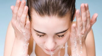 Rửa mặt bằng nước lạnh: Khi nào nên, khi nào không?
