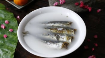 Vì sao nên ngâm cá khô với nước vo gạo trước khi chiên?