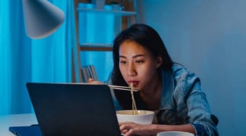 2 khung giờ trong ngày dễ gây tăng cân hơn cả ăn đêm, bác sĩ khuyến cáo nên tránh