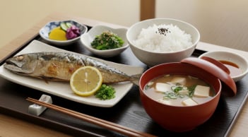 Vì sao người Nhật ít tập thể dục nhưng vẫn sống thọ hàng đầu thế giới? Bí quyết nằm ở điều rất quen