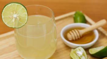 4 nhóm người nên uống nước chanh ấm vào buổi sáng
