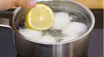 Cho thêm 1 lát chanh vào nồi luộc trứng sẽ giúp ích bất ngờ