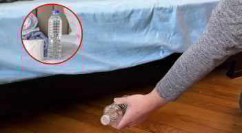 Tại sao khi nhận phòng khách sạn, nên ném ngay một chai nước vào gầm giường?